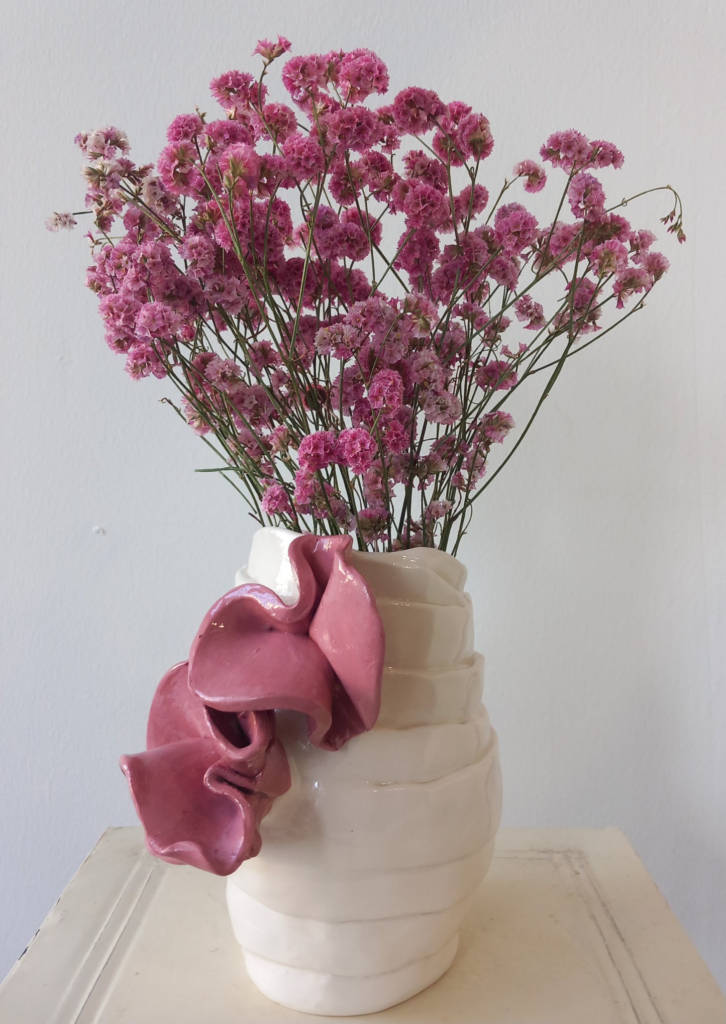 Vaso con applicazione floreale