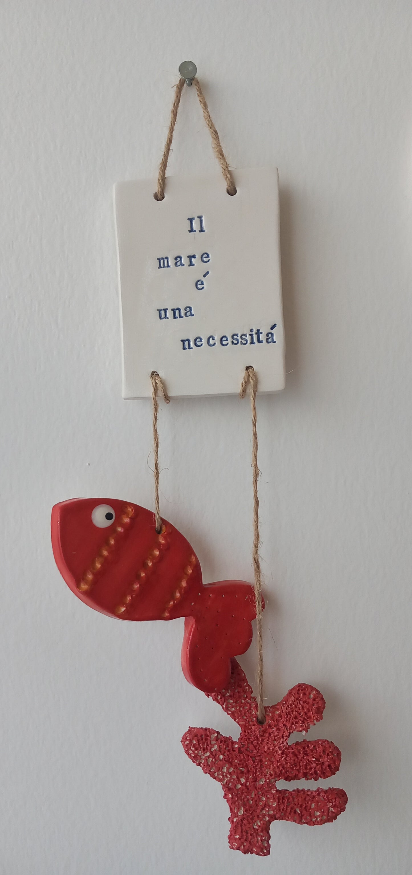 Targhetta con pesci appesi