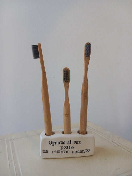 Portaspazzolini "Ognuno al suo posto ma sempre accanto"